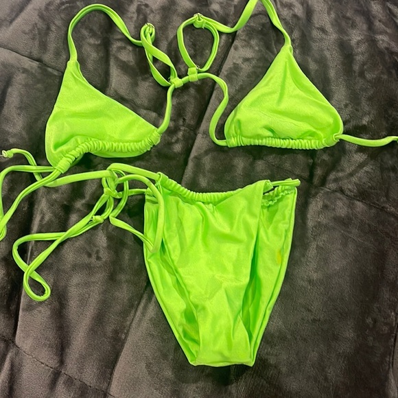 Bikinis - Picture 4 of 6